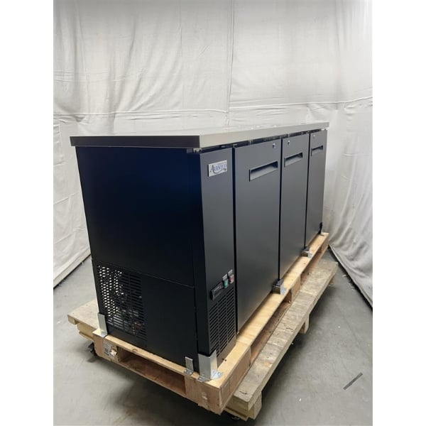 Scratch and Dent Avantco UDD-72-HC (2) Double Tap Kegerator Beer Dispenser - Black, (3) 1/2 Keg Capacity