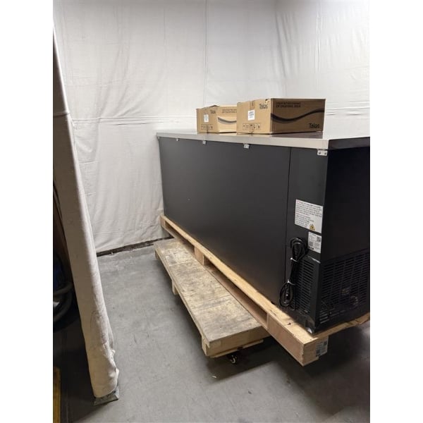 Scratch and Dent Avantco UDD-4-HC (2) Four Tap Kegerator Beer Dispenser - Black, (3) 1/2 Keg Capacity