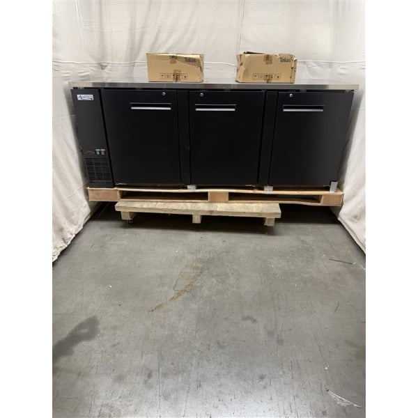 Scratch and Dent Avantco UDD-4-HC (2) Four Tap Kegerator Beer Dispenser - Black, (3) 1/2 Keg Capacity