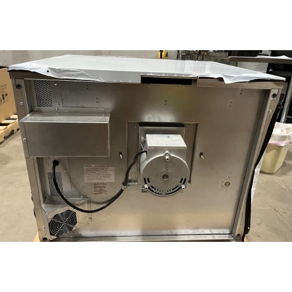 Scratch and Dent Blodgett ZEPHAIRE-200-E Single Deck Full Size Bakery Depth Electric Convection Oven with Draft Diverter -208V, 3 Phase, 11kW