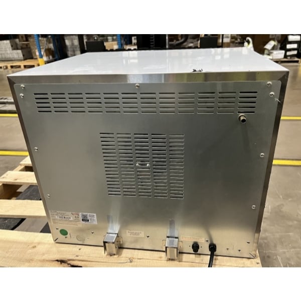Scratch and Dent Avantco CO-28M Half-Size Electric Countertop Convection Oven - 208/240V, 2,100/2,800W