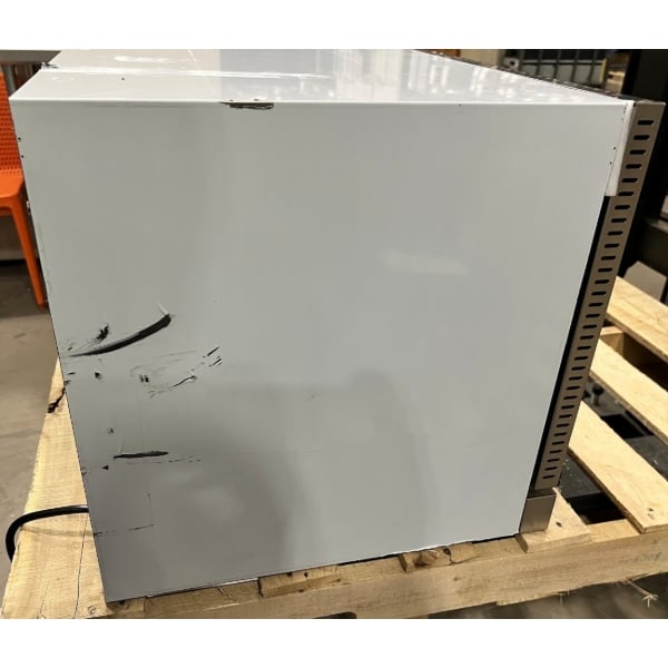 Scratch and Dent Avantco CO-28M Half-Size Electric Countertop Convection Oven - 208/240V, 2,100/2,800W