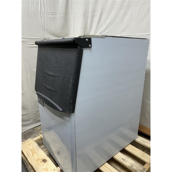 Scratch and Dent Avantco Ice KMC-H-322-A 22" Air-Cooled Modular Half Cube Ice Machine with 275 lb. Storage Bin - 350 lb., 115V