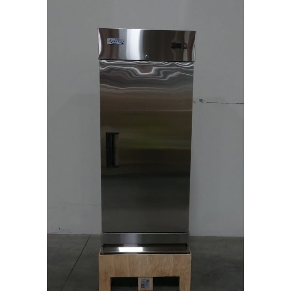 Scratch and Dent Avantco A-19R-HC 29" Solid Door Reach-In Refrigerator