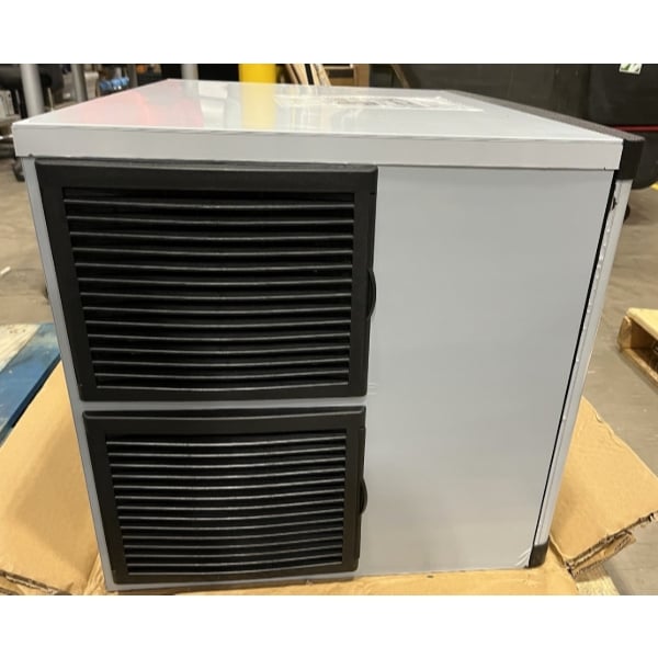Scratch and Dent Avantco Ice MC-H-430-A 30" Air-Cooled Modular Half Cube Ice Machine - 400 lb., 115V