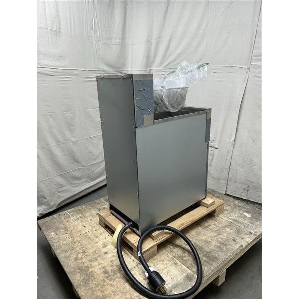 Scratch and Dent Dean by Frymaster SR114E Super Runner Economy 40 lb. Electric Floor Fryer - 208V, 3 Phase