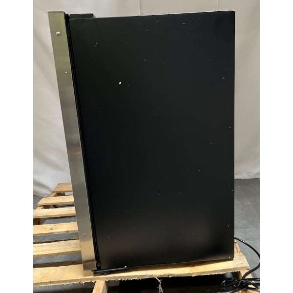 Scratch and Dent Danby DAR044A1SSO 4.4 cu. ft. Stainless Steel Solid Door Reach-In Outdoor Refrigerator