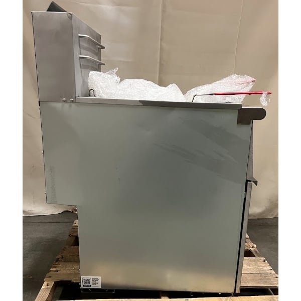 Scratch and Dent Avantco F4-ES-N 45-50 lb. Natural Gas Stainless Steel Floor Fryer - 85,000 BTU