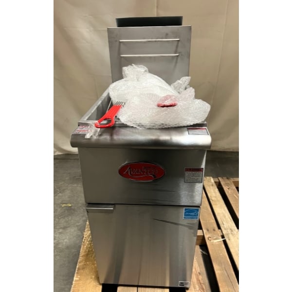 Scratch and Dent Avantco F4-ES-N 45-50 lb. Natural Gas Stainless Steel Floor Fryer - 85,000 BTU
