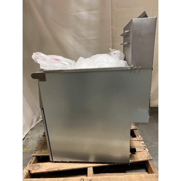 Scratch and Dent Avantco F4-ES-N 45-50 lb. Natural Gas Stainless Steel Floor Fryer - 85,000 BTU