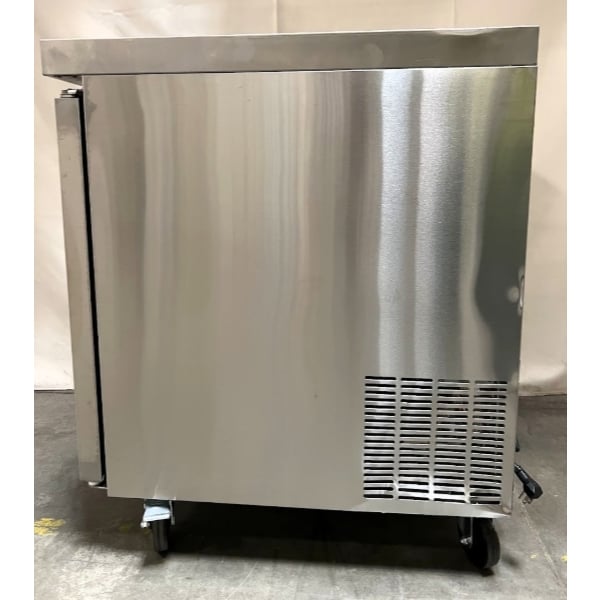 Scratch and Dent Avantco AU-27R 27" Undercounter Refrigerator
