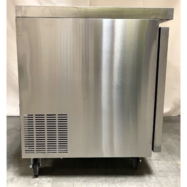 Scratch and Dent Avantco AU-27R 27" Undercounter Refrigerator