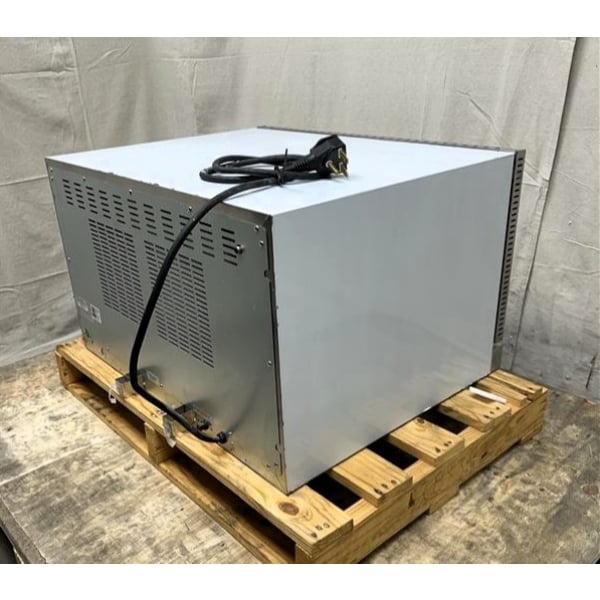 Scratch and Dent Avantco CO-38M Full-Size Electric Countertop Convection Oven - 208/240V, 3,500/4,600W