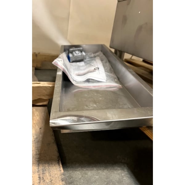 Scratch and Dent Globe GCB15G-CR 15" Gas Charbroiler with Cast Iron Radiants - 40,000 BTU