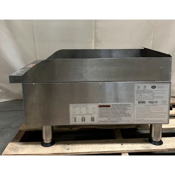 Scratch and Dent Globe GCB15G-CR 15" Gas Charbroiler with Cast Iron Radiants - 40,000 BTU
