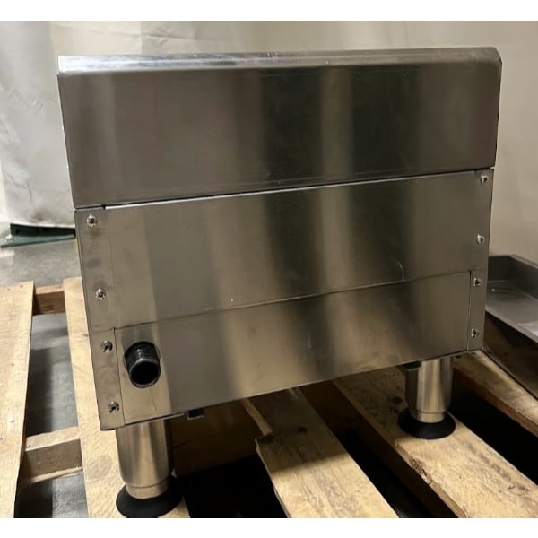 Scratch and Dent Globe GCB15G-CR 15" Gas Charbroiler with Cast Iron Radiants - 40,000 BTU