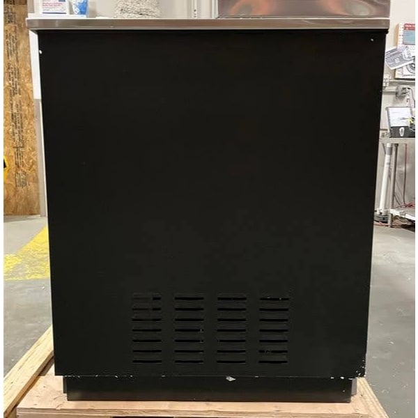 Scratch and Dent Avantco HBB-95-HC 95" Black Horizontal Bottle Cooler
