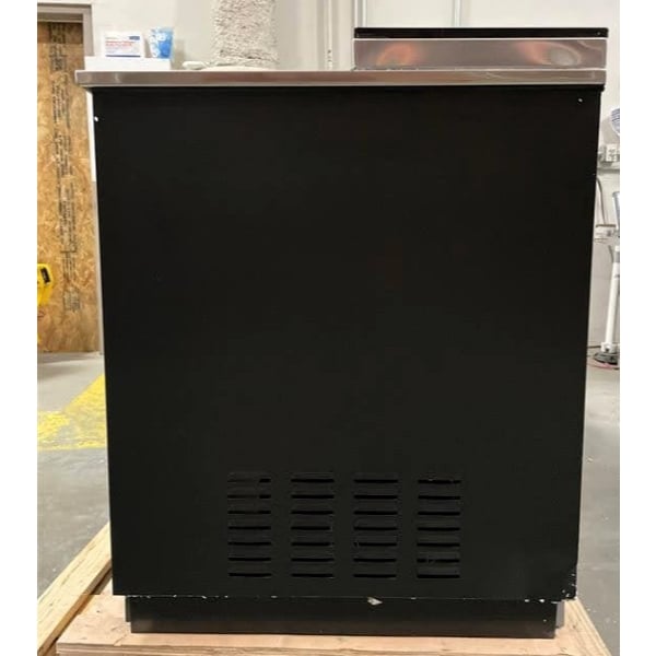 Scratch and Dent Avantco HBB-95-HC 95" Black Horizontal Bottle Cooler