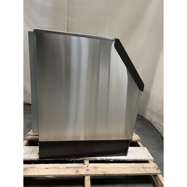Scratch and Dent Manitowoc UYP0140A-161B NEO 26" Air-Cooled Undercounter Half Dice Cube Ice Machine with 90 lb. Storage Bin - 150 lb., 115V