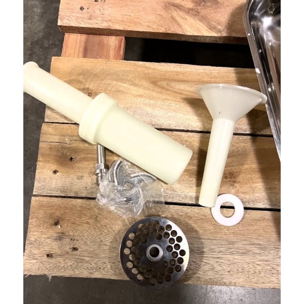 Scratch and Dent Avantco MG22R #22 Electric Meat Grinder - 110V, 1 1/2 hp