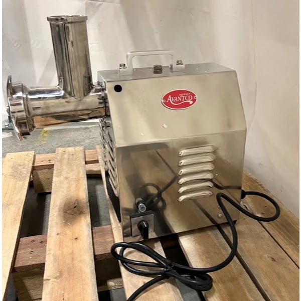 Scratch and Dent Avantco MG22R #22 Electric Meat Grinder - 110V, 1 1/2 hp