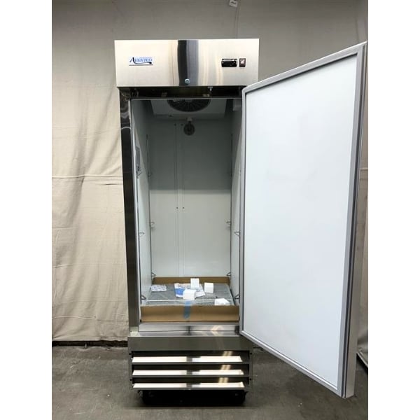Scratch and Dent Avantco A-23F-HC 29" Solid Door Reach-In Freezer