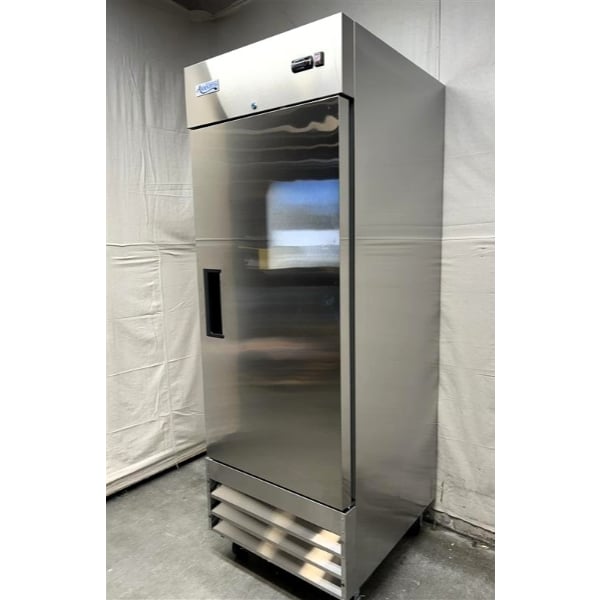 Scratch and Dent Avantco A-23F-HC 29" Solid Door Reach-In Freezer