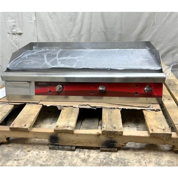 Scratch and Dent Avantco EG36N 36" Electric Countertop Griddle - 208/240V, 7.4 kW-10 kW