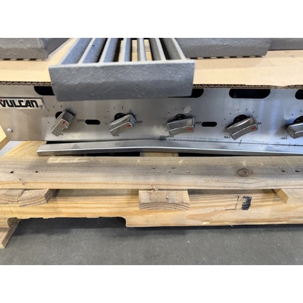 Scratch and Dent Vulcan VACB36 - 101 Achiever 36" Medium-Duty Radiant Natural Gas Charbroiler - 102,000 BTU