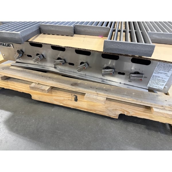 Scratch and Dent Vulcan VACB36 - 101 Achiever 36" Medium-Duty Radiant Natural Gas Charbroiler - 102,000 BTU
