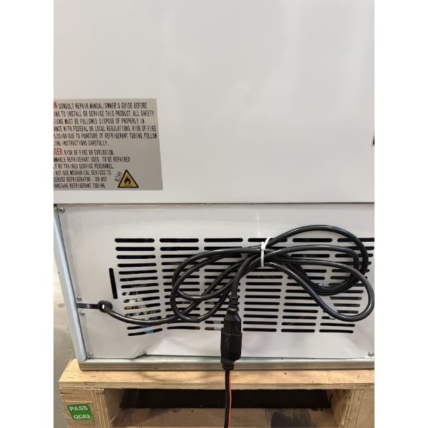 Scratch and Dent Avantco GDC-10-HC 21 5/8" White Swing Glass Door Merchandiser Refrigerator with LED Lighting