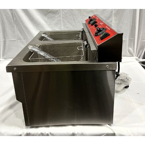 Scratch and Dent Avantco F202 30 lb. Dual Tank Medium-Duty Electric Countertop Fryer - 208-240V, 5400/7200W