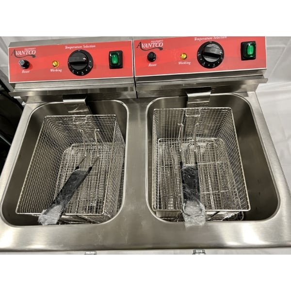 Scratch and Dent Avantco F202 30 lb. Dual Tank Medium-Duty Electric Countertop Fryer - 208-240V, 5400/7200W