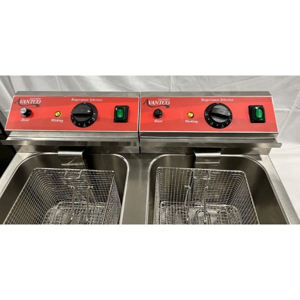 Scratch and Dent Avantco F202 30 lb. Dual Tank Medium-Duty Electric Countertop Fryer - 208-240V, 5400/7200W
