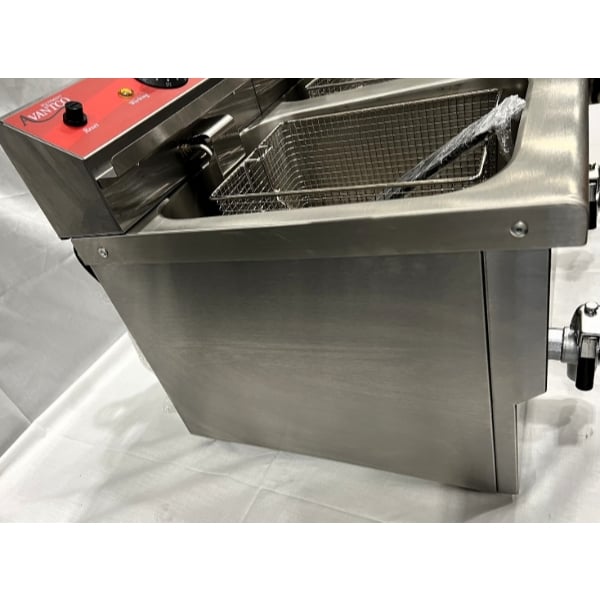 Scratch and Dent Avantco F202 30 lb. Dual Tank Medium-Duty Electric Countertop Fryer - 208-240V, 5400/7200W