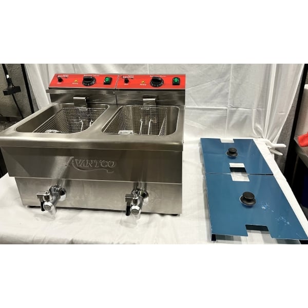 Scratch and Dent Avantco F202 30 lb. Dual Tank Medium-Duty Electric Countertop Fryer - 208-240V, 5400/7200W