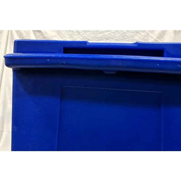 Scratch and Dent CaterGator 125 lb. Capacity Blue Mobile Ice Bin with Flip Lid