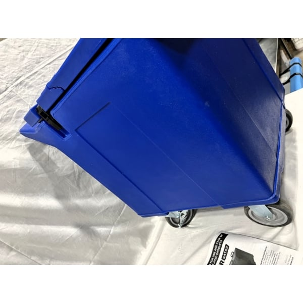 Scratch and Dent CaterGator 125 lb. Capacity Blue Mobile Ice Bin with Flip Lid