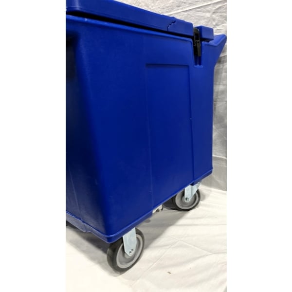 Scratch and Dent CaterGator 125 lb. Capacity Blue Mobile Ice Bin with Flip Lid