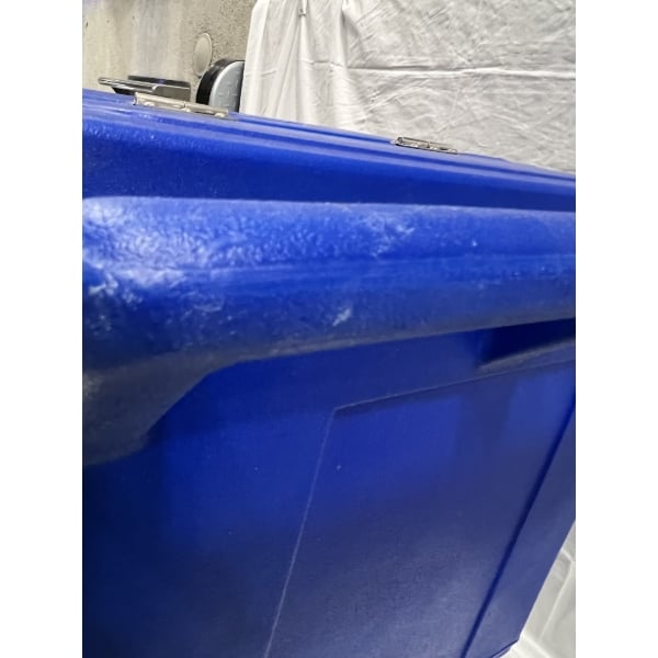 Scratch and Dent CaterGator 125 lb. Capacity Blue Mobile Ice Bin with Flip Lid