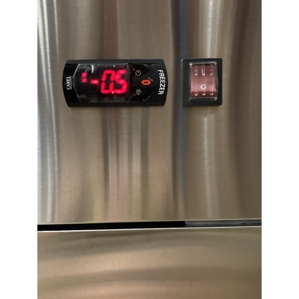 Scratch and Dent Avantco A-23F-HC 29" Solid Door Reach-In Freezer