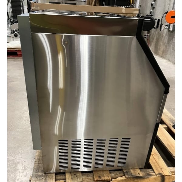 Scratch and Dent Avantco Ice UC-H-210-A 26" Air-Cooled Undercounter Half Cube Ice Machine with 80 lb. Storage Bin - 222 lb., 115V