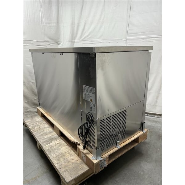 Scratch and Dent Avantco UDD-2-HC-S Four Tap Kegerator Beer Dispenser - Stainless Steel, (2) 1/2 Keg Capacity
