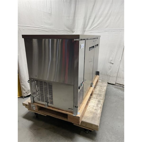 Scratch and Dent Avantco UDD-2-HC-S Four Tap Kegerator Beer Dispenser - Stainless Steel, (2) 1/2 Keg Capacity