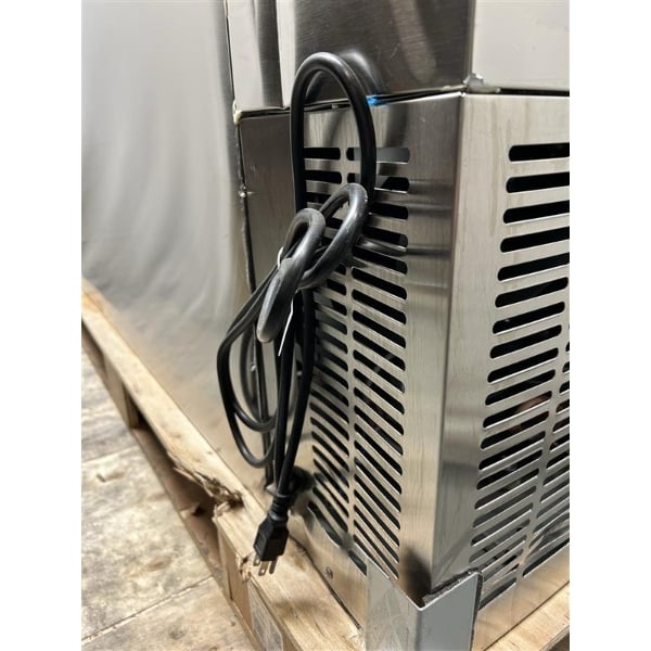 Scratch and Dent Avantco UDD-2-HC-S Four Tap Kegerator Beer Dispenser - Stainless Steel, (2) 1/2 Keg Capacity