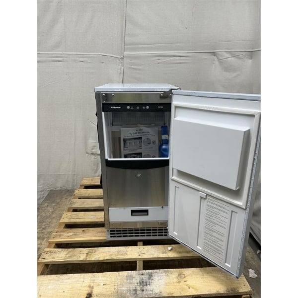 Scratch and Dent Scotsman CU50GAX-1A 14 7/8" Air-Cooled Undercounter Gourmet Cube Ice Machine with 26 lb. Storage Bin - 65 lb., 115V