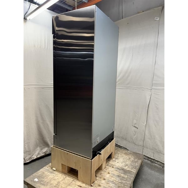 Scratch and Dent Avantco A-19F-HC 29" Solid Door Reach-In Freezer