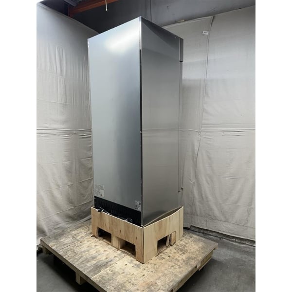 Scratch and Dent Avantco A-19F-HC 29" Solid Door Reach-In Freezer
