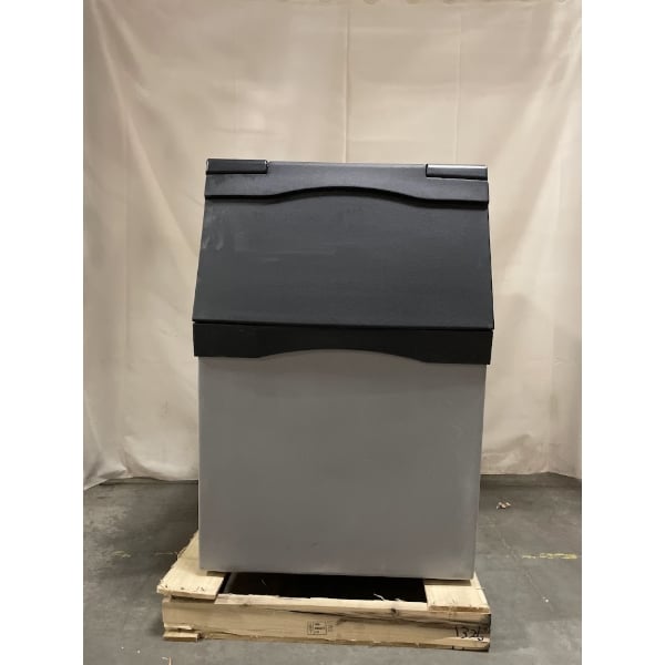 Scratch and Dent Avantco Ice BIN54030 30" Ice Storage Bin with Plastic Exterior - 536 lb.