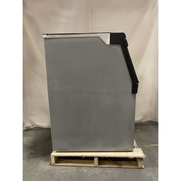 Scratch and Dent Avantco Ice BIN54030 30" Ice Storage Bin with Plastic Exterior - 536 lb.